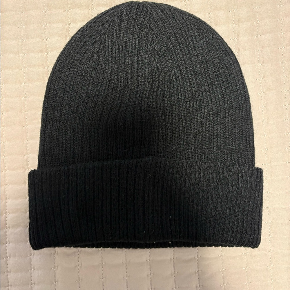 Aritzia Main Character Black Beanie - Picture 2 of 4